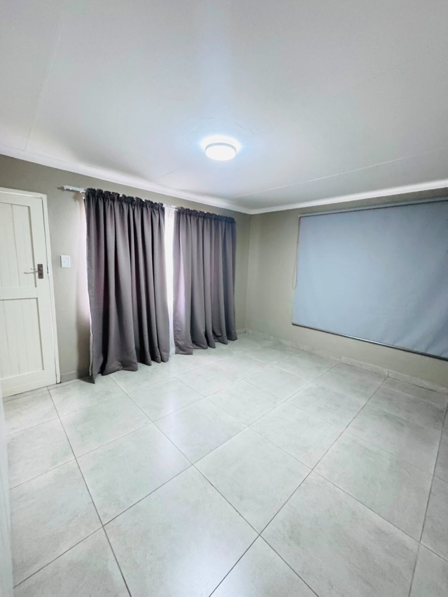 To Let 2 Bedroom Property for Rent in Meerhof North West